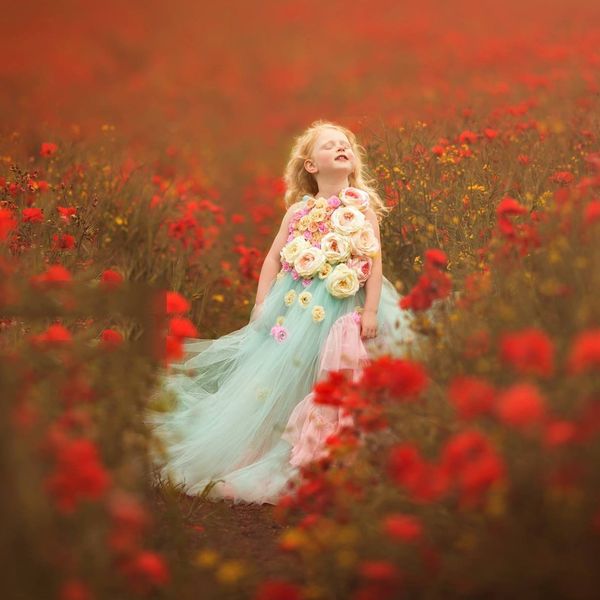 Wunderschöne Blumenmädchenkleider mit Neckholder und handgemachten Blumen, Geburtstagskleider, kreuz und quer, nach Maß, formelle Partykleider für kleine Mädchen