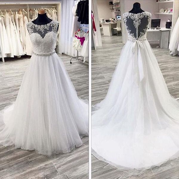 Lindo Uma Linha de Vestido de Casamento Sheer Tripulação Pescoço Rendas Apliques de Coração Em Forma de Volta Vestidos de Noiva com Sash Frisado Sweep Train