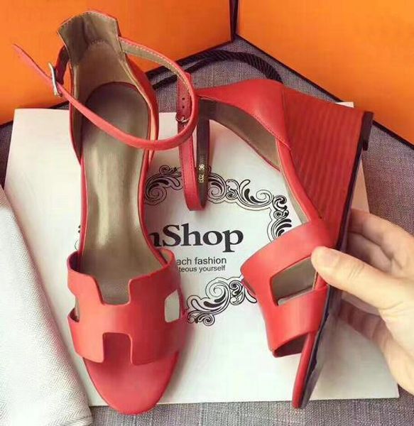 

Женщины 100% настоящие кожаные летние высокие каблуки Весна Лето Сандалии Мода Женщины Обувь Лодыжки Ремни Рыбы Рот Тонкая платформа пятки