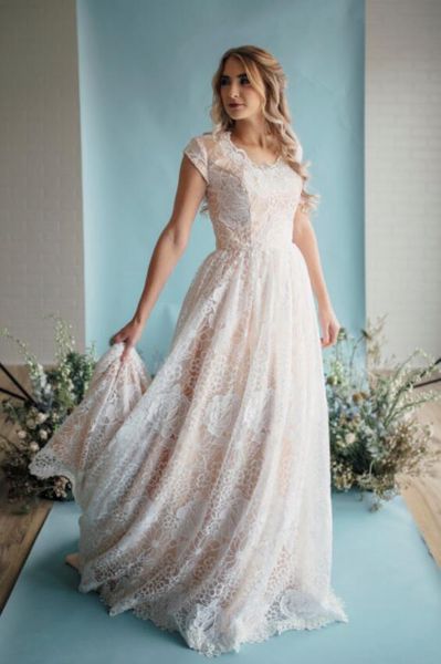 Nuovo arrivo vintage champagne pizzo abiti da sposa modesti maniche corte corsetto posteriore scollo rotondo a-line abiti da sposa country corte dei treni