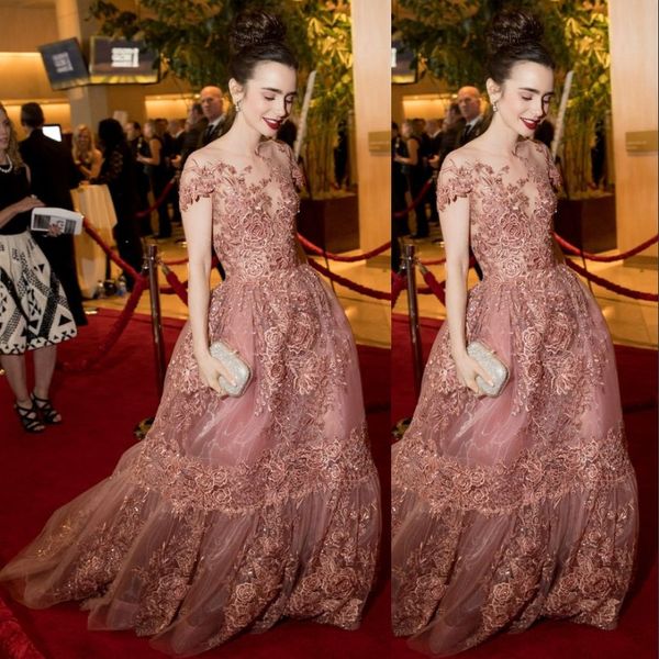 Lily Collins Celebrity Abiti da tappeto rosso Scollo trasparente Applicazioni di fata Manica corta Abiti da sera graziosi 2017 Splendido abito da ballo in organza