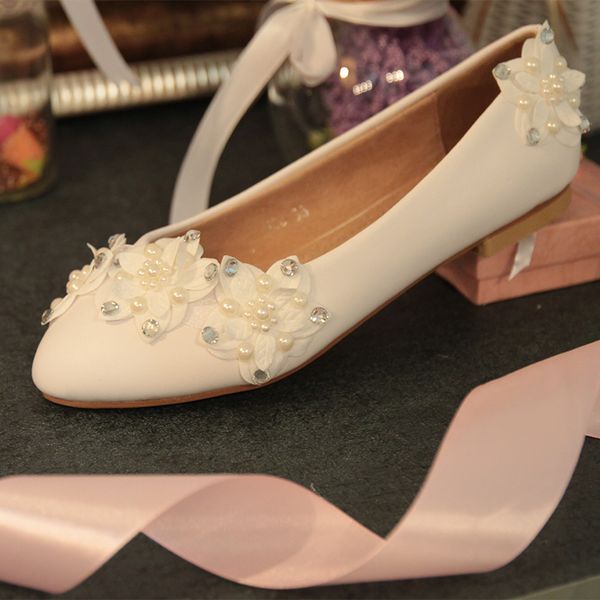 Festa di ballo di colore bianco punta a punta decorazione con strass scarpe da sposa piatte fresche da sposa bellissime scarpe da anniversario con fiore in pizzo245m