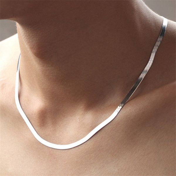 Brustpaare Männer und Frauen Gemeinsamer Abschnitt Kurze Schlüsselbeinklinge Kette Flache Schlange Knochenkette Silber Schmuck Halskette