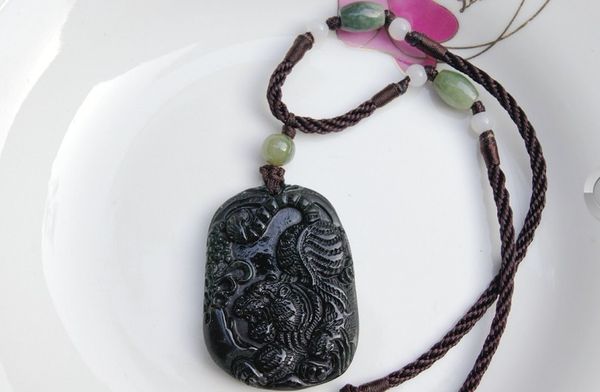 Manuelle Skulptur Anhänger aus natürlicher, ölgrüner Jade. Die Tigeranhänger, Talisman