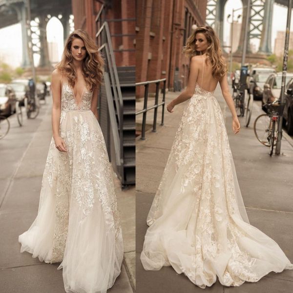 Berta 2017 Beach Abiti da sposa Sexy Spaghetti Scollatura profonda Abiti da sposa senza schienale Abito da sposa in pizzo con applicazioni taglie forti