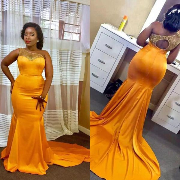 Africano 2018 giallo sirena abiti da damigella d'onore lungo una spalla paillettes hollow back corte dei treni abiti da sposa plus size EN10243