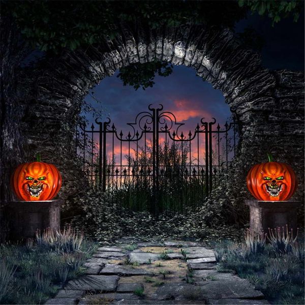 Porta rotonda in pietra Cancello in ferro Crepuscolo Giardino Sfondi per studio fotografico Tramonto Nuvole Zucche Lanterne Fondali di Halloween per la fotografia