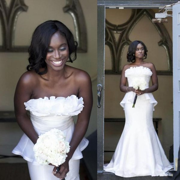Einfache weiße Brautkleider 2018 Sexy trägerlose Meerjungfrau Brautkleider Satin Rüschen Schößchen rückenfrei südafrikanische günstige Hochzeits-Vestidos