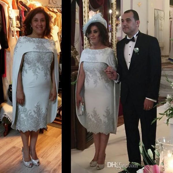 Elegante pizzo Applique Abiti per la madre della sposa Mantello del capo Abito per party di matrimonio in raso Abiti da sera corti per la madre Lunghezza al ginocchio Personalizza