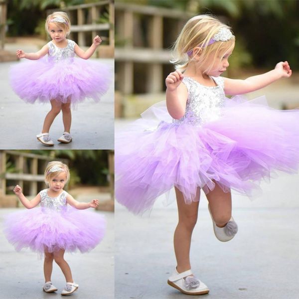 Abiti da ragazza di fiori con paillettes argento Lavanda Tulle Ruffles Abiti da spettacolo per ragazze Lunghezza al ginocchio Abito da festa di compleanno per bambini per matrimonio