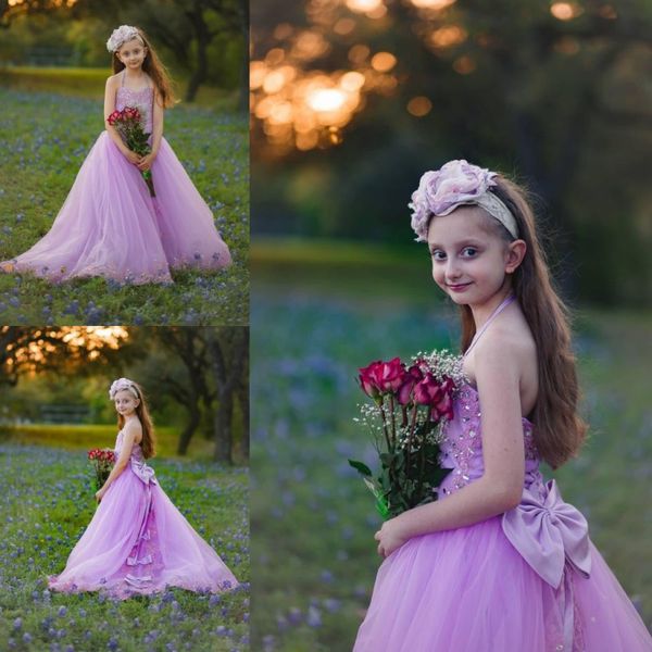 Halter Lavendel Kristalle Perlen Mädchen Festzug Kleider mit Satin Schleifen Tüll Sweep Zug Blumen Mädchen Kleider für Hochzeit Baby Party Kleid