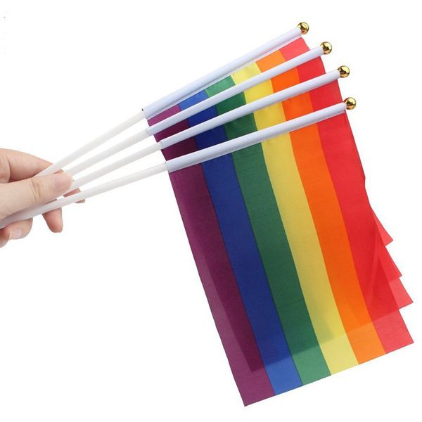 50 unidades / pacote 14 * 21 cm orgulho gay Pequena bandeira nacional arco-íris mão agitando bandeiras Com Plástico Flagpoles Para Esportes Desfile Decoração