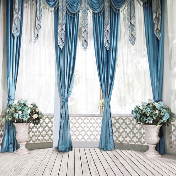 Innenbalkon-Hintergründe für Fotostudio-Hochzeit, blaue Vorhänge, Vasen mit Blumen, hohler Zaun, Fenster, Fotografie-Hintergründe, Holzboden