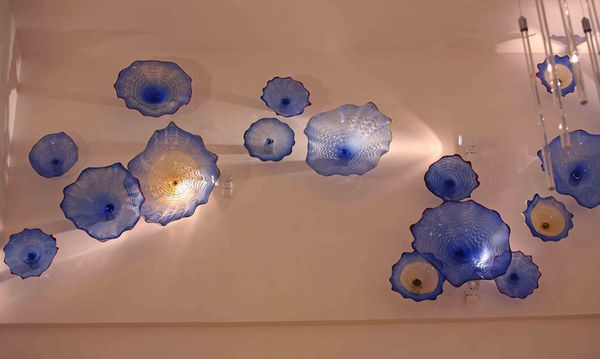 

100% mouth blown borosilicate lamps plate zhongshan factory color blue decorative murano flower glass hanging wall plates