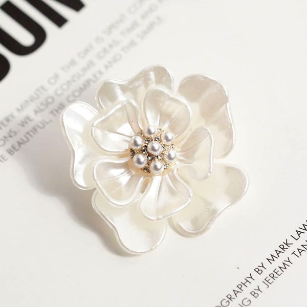 

Жемчужная брошь ручной работы Белый цветок брошь для женщин шарфы Pin горный хруст