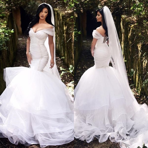 Abiti da sposa a sirena in tulle economici Abiti da sposa sexy con spalle scoperte Abito da sposa con strascico a strati 2018 Abito da sposa da spiaggia soffice con lacci