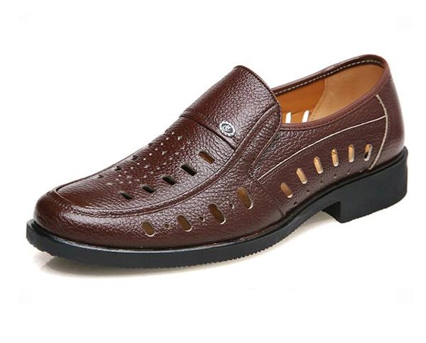 Sandálias de couro masculinas sandálias respiráveis ​​no verão Homlo Hollow Punch Sapatos de couro frios Sapatos do buraco no penteado sapatos de vestido