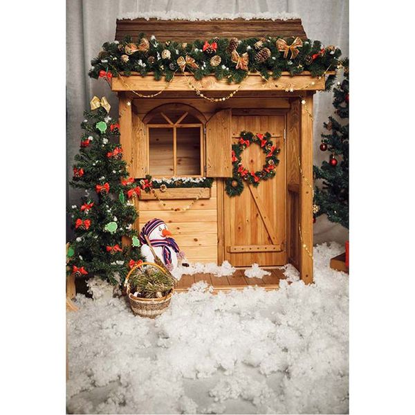 Рождественская фоновая фотография Печатный деревянный дом Оконная дверь Гирлянда украшенные сосновые деревья Снеговик Зимние рождественские фоны