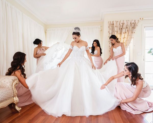 

2019 принцесса кружева бальное платье свадебные платья с плеча многоуровневые тюль applique часовня поезд свадебное платье свадебное платье, White