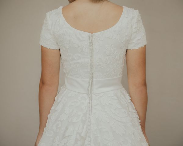 Vintage-Spitze, langes, schlichtes Brautkleid in A-Linie mit kurzen Ärmeln, U-Ausschnitt, Knöpfen am Rücken, schlichte, elegante Landhochzeitskleider Mode297p