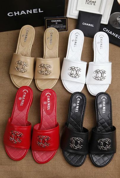 

Высочайшее Качество Роскошные Письмо Кожаные Цепочки, Туфли на низком каблуке, тапочки из кожи ягненка Мода Женщина повседневная Толстые каблуки сандалии 35-41 С Коробкой