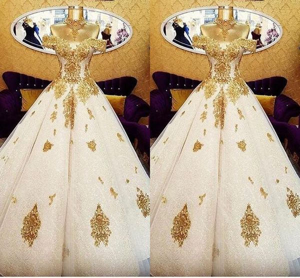 2019 Gold Lace Applique vestidos de casamento vestidos de bola com fora do ombro manga curta aberta de volta cupcake cupcake drapeado vestidos nupciais mais