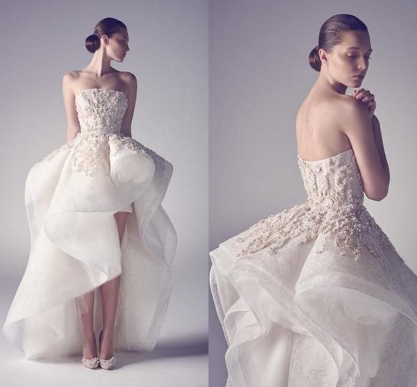 Krikor Jabotian High Low Strandurlaub Brautkleider Maßgeschneidertes trägerloses Spitzen-Blumenrüschenrock Hochzeitskleid für den Brautempfang