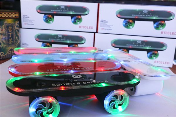 2018 Neueste Weihnachtsgeschenk Skateboard Bluetooth Wireless Roller Lautsprecher Mobile Audio Mini Tragbare Lautsprecher mit Led-Licht