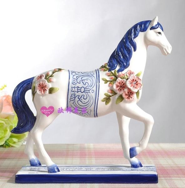 statua di cavallo in ceramica bianca e blu decorazioni per la casa artigianato decorazione della stanza ufficio ornamento vintage statuette di animali in porcellana regali