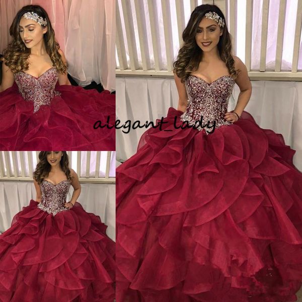 Caminhada Cascading Ruffles Quinceanera Vestidos Pageant Doces De Cristal De Prata Strass Borgonha Borgonha Organza Ball Ball Vestido de baile para mulheres