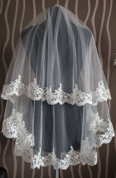 Economici Veli da sposa corti a due strati Lunghezza punta delle dita Applique in pizzo Velo da sposa Velo avorio o bianco con pettine gratuito