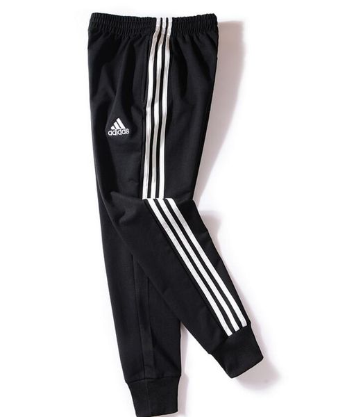 

Мужские спортивные состязания на открытом воздухе и три полосы с закрытыми ногам