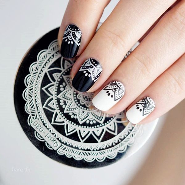 

24pcs/set charming black white lace fake nail glitter design nail art false tips medium full cover false nails glue, Red;gold
