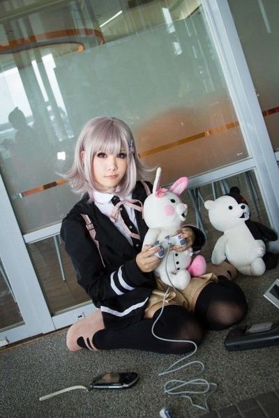 Danganronpa 2 Parrucca cosplay per ragazza con capelli lisci grigio chiaro Chiaki Nanami zy58