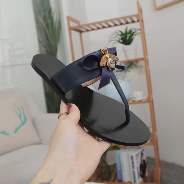 

In the new ummer of 2018 bee bow men and women all wore fa hionable lipper while girl performed alone on the beach in andal for