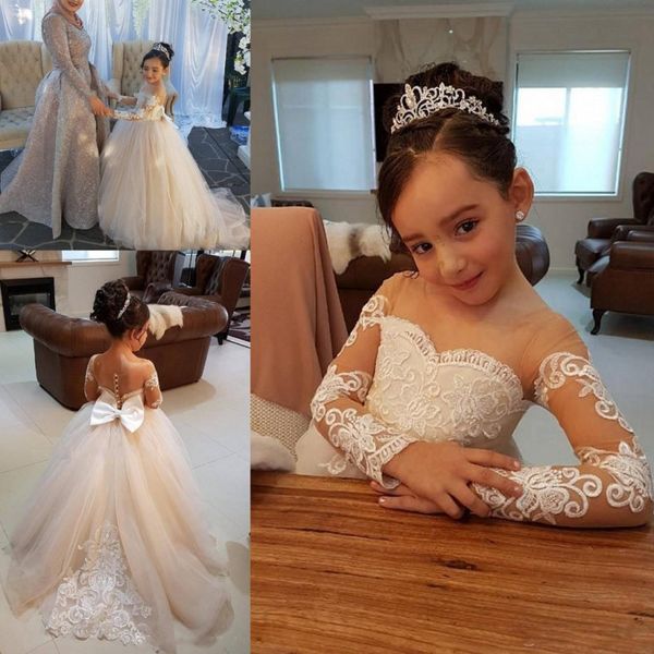 Principessa Sheer Neck Ball Gown Flower Girl Abiti per matrimonio 2018 Appliques in pizzo Maniche lunghe Ragazze Abiti da spettacolo Bottoni ricoperti sul retro Fiocco