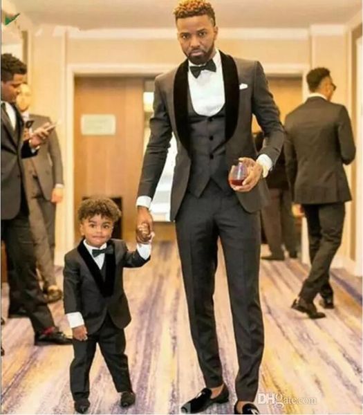 Yüksek Kaliteli Kömür Gri Damat Smokin Şal Yaka Slim Fit Damat Best Man Suits Için Düğün (ceket + pantolon + yelek)