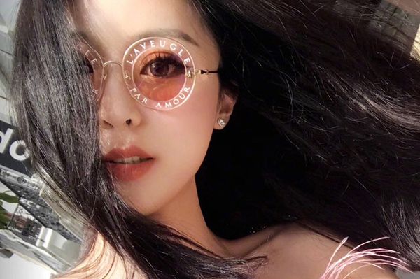 

fashionable female retro sunglasses trend personality glasses letter round frame sunglasses, White;black