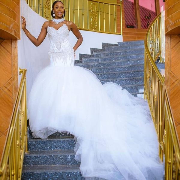 Splendidi abiti da sposa a collo alto Perline di cristallo Paillettes Soffice treno Abiti da sposa a sirena Abito da sposa sexy senza maniche africano taglie forti