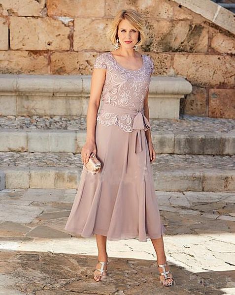 

Gorgeous Dusty Rose Pink Mother Of The Bride Dresses Short Sleeves Jewel Tea-Length Plus Size Groom Suits Gowns Weddings Wear