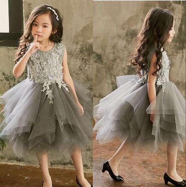 Grey Tulle Little Flower crianças Vestidos menina Crew Neck Lace Applique frisada Layered Ruffles Girls' Pageant Curto Formal veste MC1715