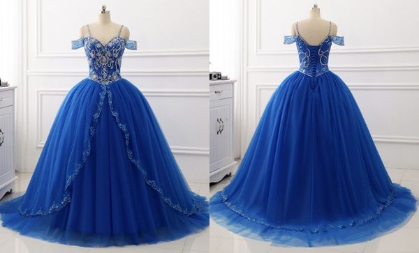 2023 Moda ombro frio azul royal doce doce 16 vestidos de baile vestido de baile tule tule sparkly cristal misódio de backet traseiro quinceanera vestido barato novo