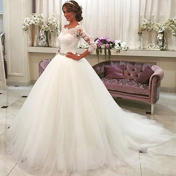 Apliques de Renda branca vestido de Baile Vestidos de Casamento 2018 Cristal Sash Botão Coberto Voltar Vestidos De Casamento robe de mariee Vestidos Birdal