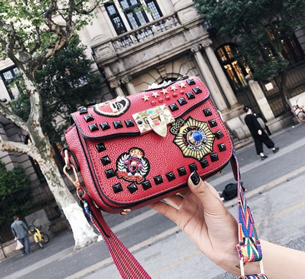 

the new fashionable korean rivet badge is fashionable, with broadband single shoulder bevel small square bag