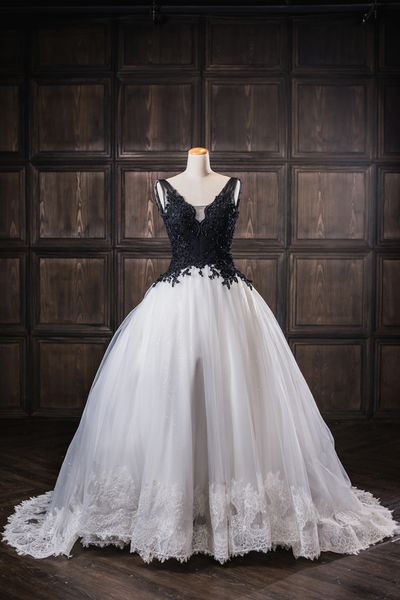 Vestidos de casamento gótico profundo V Neck preto e branco tulle applique lante lantejoulas sem encosto casamento sexy vestidos nupciais barato