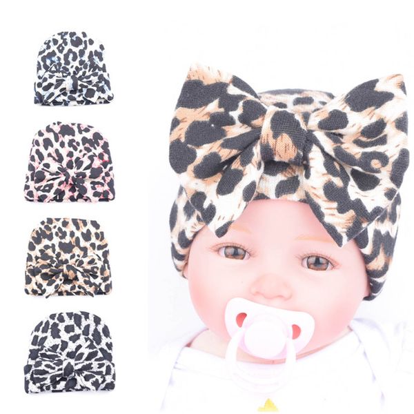 Berretti per cappelli in cotone lavorato a maglia leopardo con stampa classica a 4 colori con fiocco all'uncinetto berretti caldi invernali in stile coreano per neonato