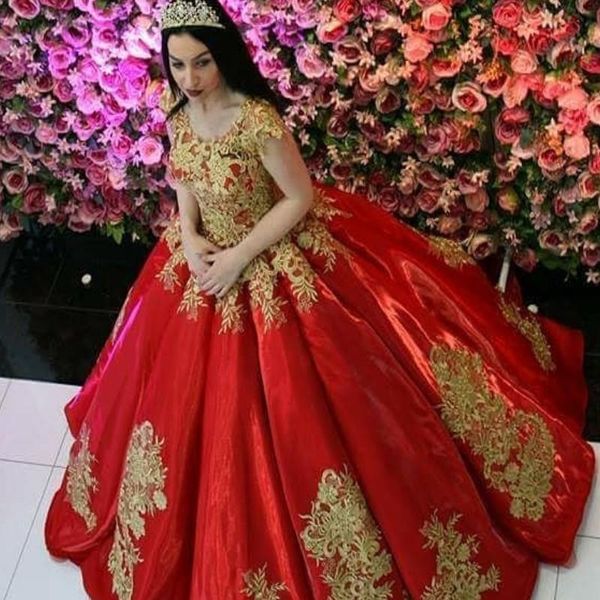 Lüks Kırmızı Altın Dantel Balo Quinceanera Gelinlik Modelleri Ile Kısa Kollu Ile Ucuz Jewel Boyun Aplike Vestidos 15 anos