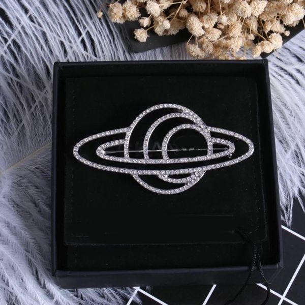 

1: 1 Coco Брошь Роскошная брошь Logo костюм Pin отворотом известная марка ювелирных изде
