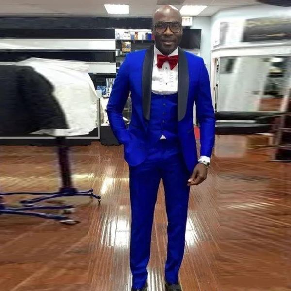 Marca New Groomsmen Royal Blue Noivo Smoking xaile preto lapela Men Suits casamento / Jantar melhor homem Noivo (jaqueta + calça + Vest + Tie) L23