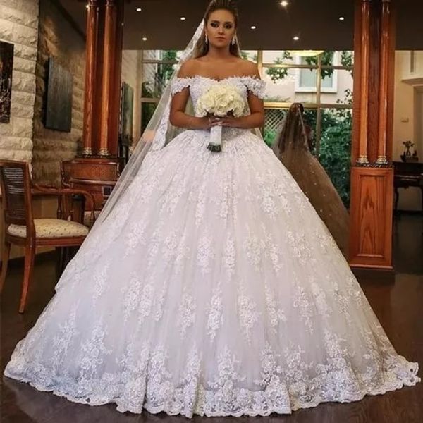 2022 Abito da sposa con spalle scoperte in pizzo Abito da sposa lungo cappella con strascico senza schienale Appliqued Abiti da sposa vintage con velo Bianco avorio